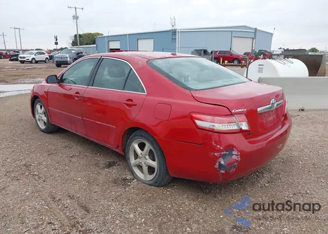 2011 Toyota Camry Base z USA, uszkodzony, nr VIN 4T4BF3EK2BR183658